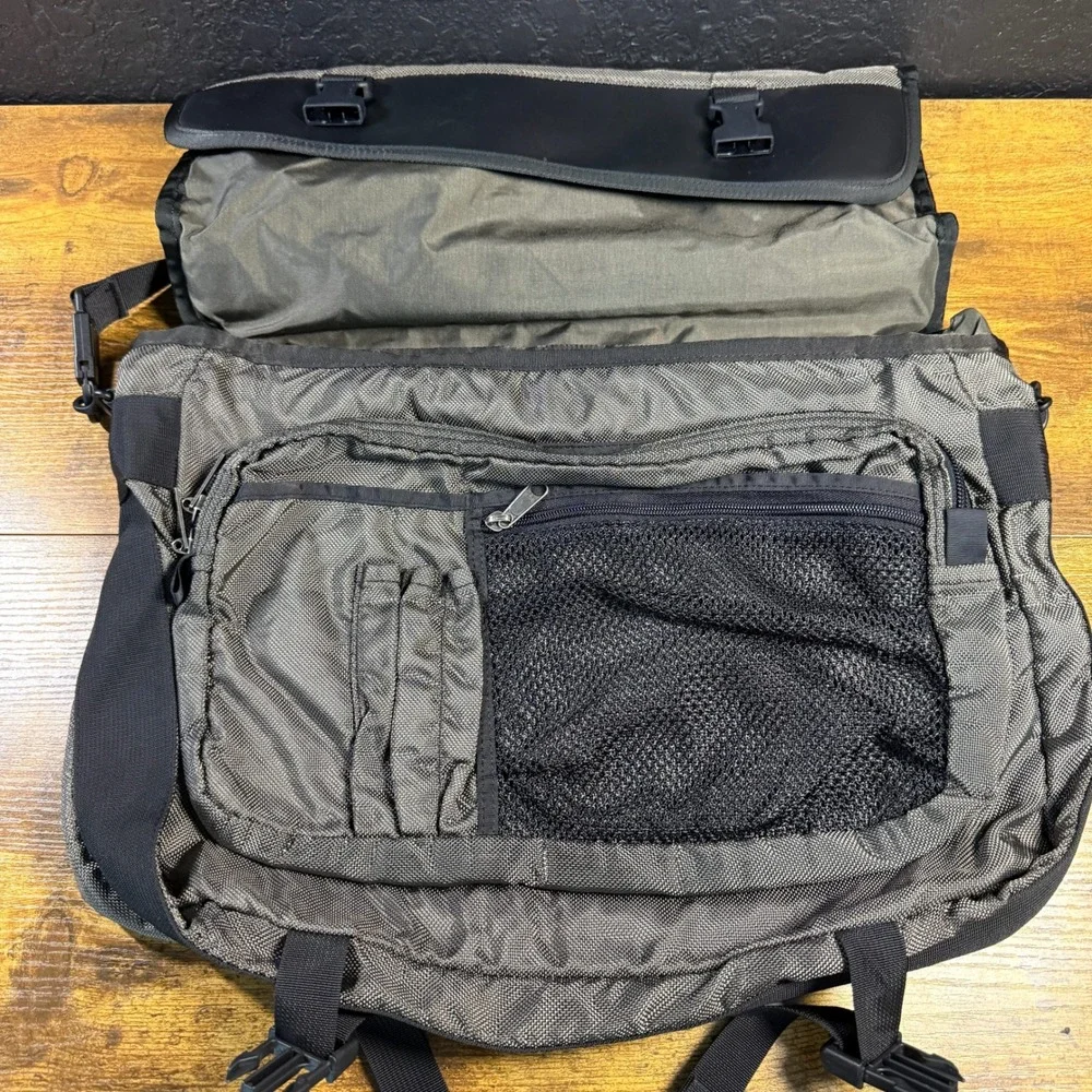 Patagonia Critical Mass Grey Ballistic Nylon Messenger Bag Large Laptop Unisex